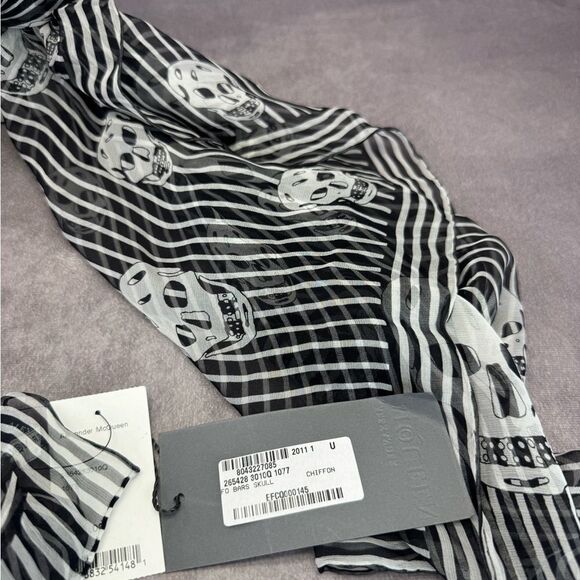 Alexander McQueen Classic NWT Black and White Skull Silk Scarf - Picture 3 of 8